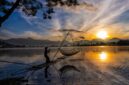 Pemandangan alam Danau Toba di Sumatera Utara yang menjadi latar belakang salah satu legenda tersohor nusantara mengenai keteguhan janji dan pelestarian alam.