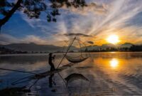 Pemandangan alam Danau Toba di Sumatera Utara yang menjadi latar belakang salah satu legenda tersohor nusantara mengenai keteguhan janji dan pelestarian alam.