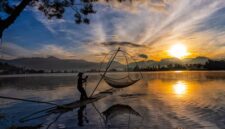 Pemandangan alam Danau Toba di Sumatera Utara yang menjadi latar belakang salah satu legenda tersohor nusantara mengenai keteguhan janji dan pelestarian alam.