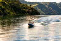 Pemandangan lanskap Danau Toba yang megah di Sumatra Utara, salah satu destinasi wisata populer yang sarat akan legenda rakyat dan kearifan lokal Nusantara.