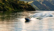 Pemandangan lanskap Danau Toba yang megah di Sumatra Utara, salah satu destinasi wisata populer yang sarat akan legenda rakyat dan kearifan lokal Nusantara.