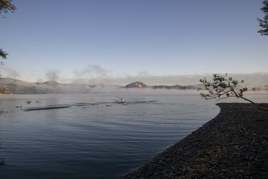 Kabut tipis menyelimuti permukaan Danau Toba yang tenang di Sumatra Utara, menciptakan suasana magis yang melatari salah satu cerita rakyat paling legendaris di Nusantara.