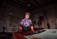 Seorang penenun di Desa Prailiu, Sumba Timur, sedang merapikan helai benang berbahan pewarna alami tumbuhan sebelum ditenun menjadi kain ikat bernilai seni tinggi.