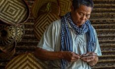 Menyibak Makna Kehidupan di Balik Keindahan Warna Alam Tenun Ikat Sumba Timur