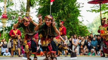 Seorang anak mendengarkan dongeng interaktif berbasis kebudayaan Nusantara yang dikemas segar melalui gawai tablet di sebuah perpustakaan modern.