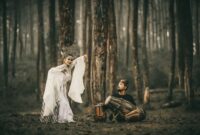 Seorang penutur cerita mengenakan pakaian adat memperagakan kisah rakyat Nusantara di hadapan penonton dalam acara festival budaya perkotaan.