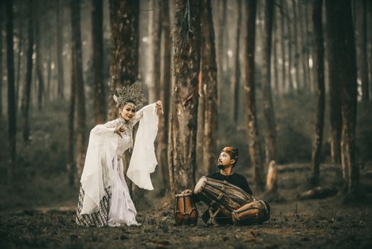 Seorang penutur cerita mengenakan pakaian adat memperagakan kisah rakyat Nusantara di hadapan penonton dalam acara festival budaya perkotaan.