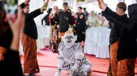 Seorang ilustrator muda sedang menyelesaikan karya seni digital yang mengadaptasi kisah rakyat Nusantara di studio kreatifnya.