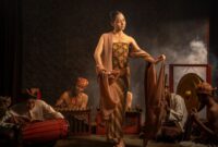 Seorang seniman visual menyelesaikan ilustrasi bertema cerita rakyat Nusantara yang memadukan teknik lukis tradisional dengan estetika desain grafis kontemporer.