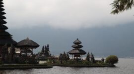 Pemandangan alam Nusantara yang memukau sering kali berpadu harmonis dengan kisah-kisah legenda rakyat yang diwariskan secara turun-temurun oleh masyarakat setempat.