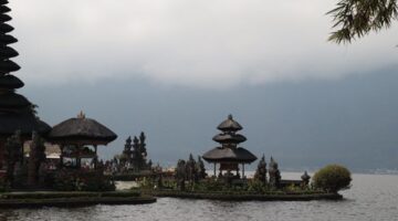 Pemandangan alam Nusantara yang memukau sering kali berpadu harmonis dengan kisah-kisah legenda rakyat yang diwariskan secara turun-temurun oleh masyarakat setempat.