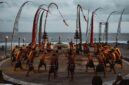 Pertunjukan seni kontemporer yang mengadaptasi kisah legenda rakyat Indonesia di atas panggung teater modern dengan tata lampu dramatis.