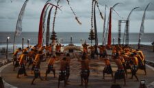 Pertunjukan seni kontemporer yang mengadaptasi kisah legenda rakyat Indonesia di atas panggung teater modern dengan tata lampu dramatis.