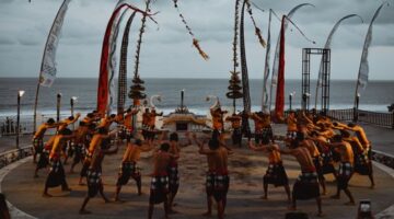 Pertunjukan seni kontemporer yang mengadaptasi kisah legenda rakyat Indonesia di atas panggung teater modern dengan tata lampu dramatis.