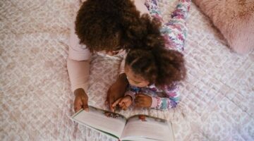 Seorang ibu membacakan buku cerita rakyat Nusantara kepada anaknya sebelum tidur di rumah. Tradisi lisan ini terbukti efektif mempererat ikatan emosional serta menumbuhkan imajinasi anak.