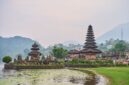 Pemandangan Candi Prambanan saat matahari terbenam yang memancarkan pesona keagungan arsitektur kuno Nusantara berbalut mitos legenda Roro Jonggrang.