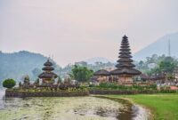 Pemandangan Candi Prambanan saat matahari terbenam yang memancarkan pesona keagungan arsitektur kuno Nusantara berbalut mitos legenda Roro Jonggrang.