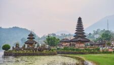 Pemandangan Candi Prambanan saat matahari terbenam yang memancarkan pesona keagungan arsitektur kuno Nusantara berbalut mitos legenda Roro Jonggrang.