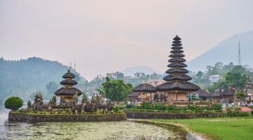 Pemandangan Candi Prambanan saat matahari terbenam yang memancarkan pesona keagungan arsitektur kuno Nusantara berbalut mitos legenda Roro Jonggrang.