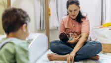 Seorang ibu membacakan buku cerita rakyat berilustrasi kepada anak-anaknya di kamar tidur untuk mempererat hubungan emosional sekaligus mengenalkan kekayaan budaya Nusantara sejak dini.