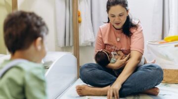 Seorang ibu membacakan buku cerita rakyat berilustrasi kepada anak-anaknya di kamar tidur untuk mempererat hubungan emosional sekaligus mengenalkan kekayaan budaya Nusantara sejak dini.