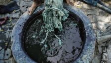 Seorang perempuan penenun tradisional di desa adat Sumba Timur sedang memintal benang kapas berbahan pewarna alami menggunakan alat tenun bambu khas nusantara.